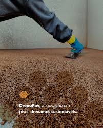 Piso Drenante Monolitico sendo colocado com desempenadeira.jpg