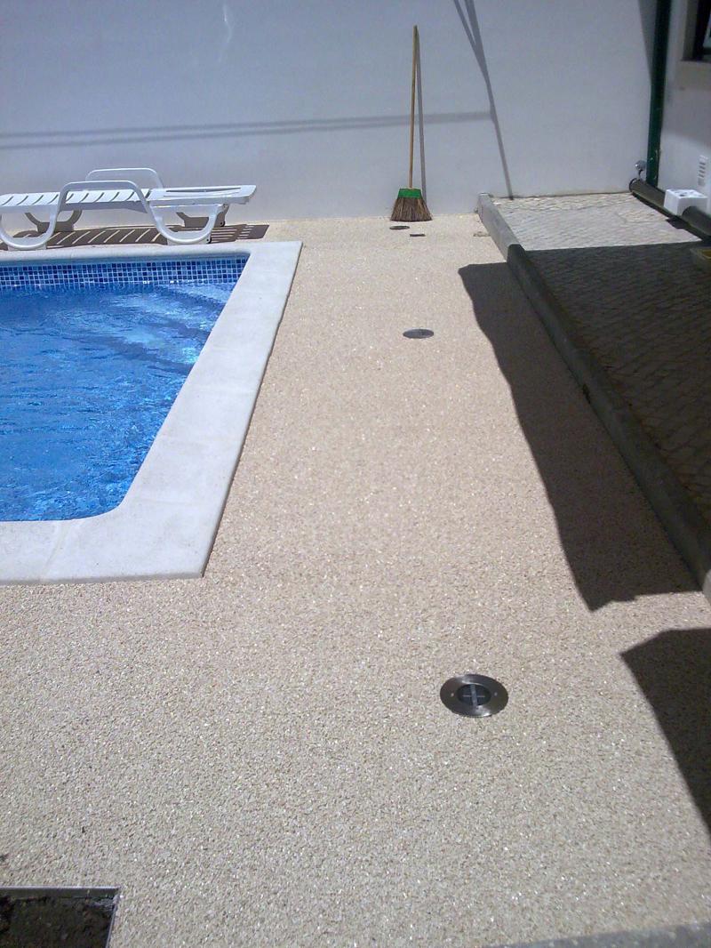 Piso Drenante Monolitico em volta uma piscina
