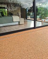 Piso Drenante Monolitico no patio de uma casa contemporario